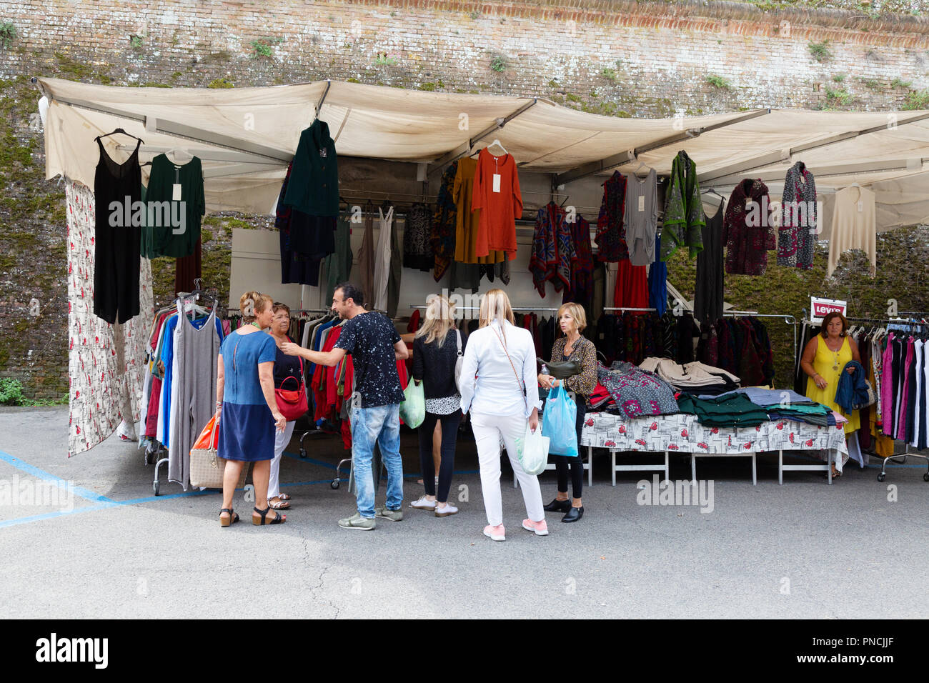 Menschen Einkaufsmöglichkeiten für Kleidung in Siena, Siena, Toskana Italien Europa Stockfoto