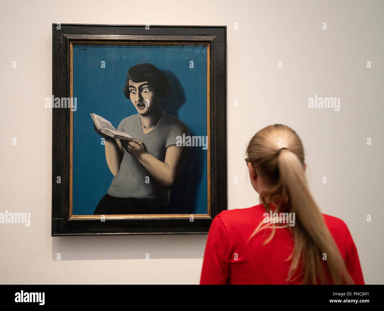 Die Unterwürfige Reader von Rene Magritte im Louvre Abu Dhabi, VAE Stockfoto