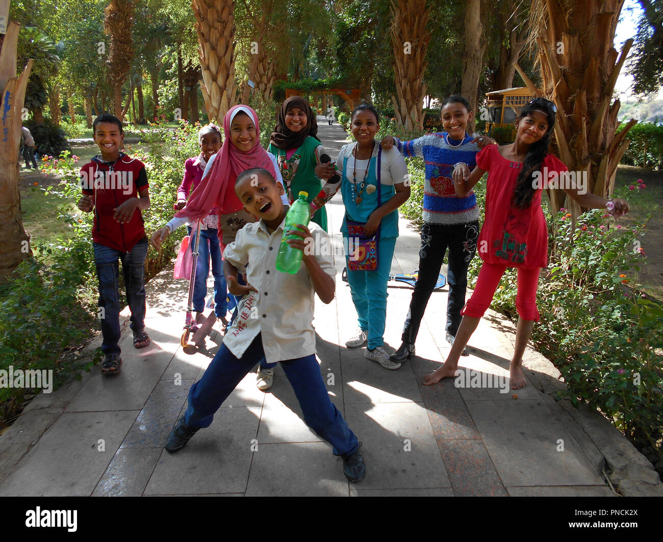 Ägyptische Kinder liebe für ein Foto zu posieren, und hier sind eine Gruppe von ihnen, lächelnd und glücklich posieren für ein Foto in einem öffentlichen Garten in Ägypten. Stockfoto