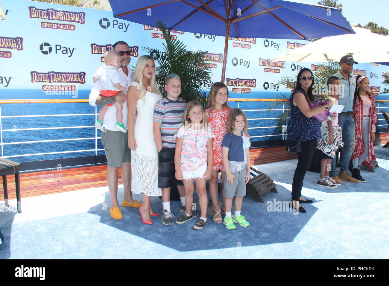 Beau Dean McDermott, Dean McDermott, Tori Spelling, Liam Aaron McDermott, Hattie Margaret McDermott, Stella Doreen McDermott, Finn Davey McDermott 06/30/2018 Die Weltpremiere von "Hotel Transylvania 3: Sommer Urlaub" gehalten am Regency Dorf Theater in Los Angeles, CA Foto von Izumi Hasegawa/HNW/PictueLux Stockfoto