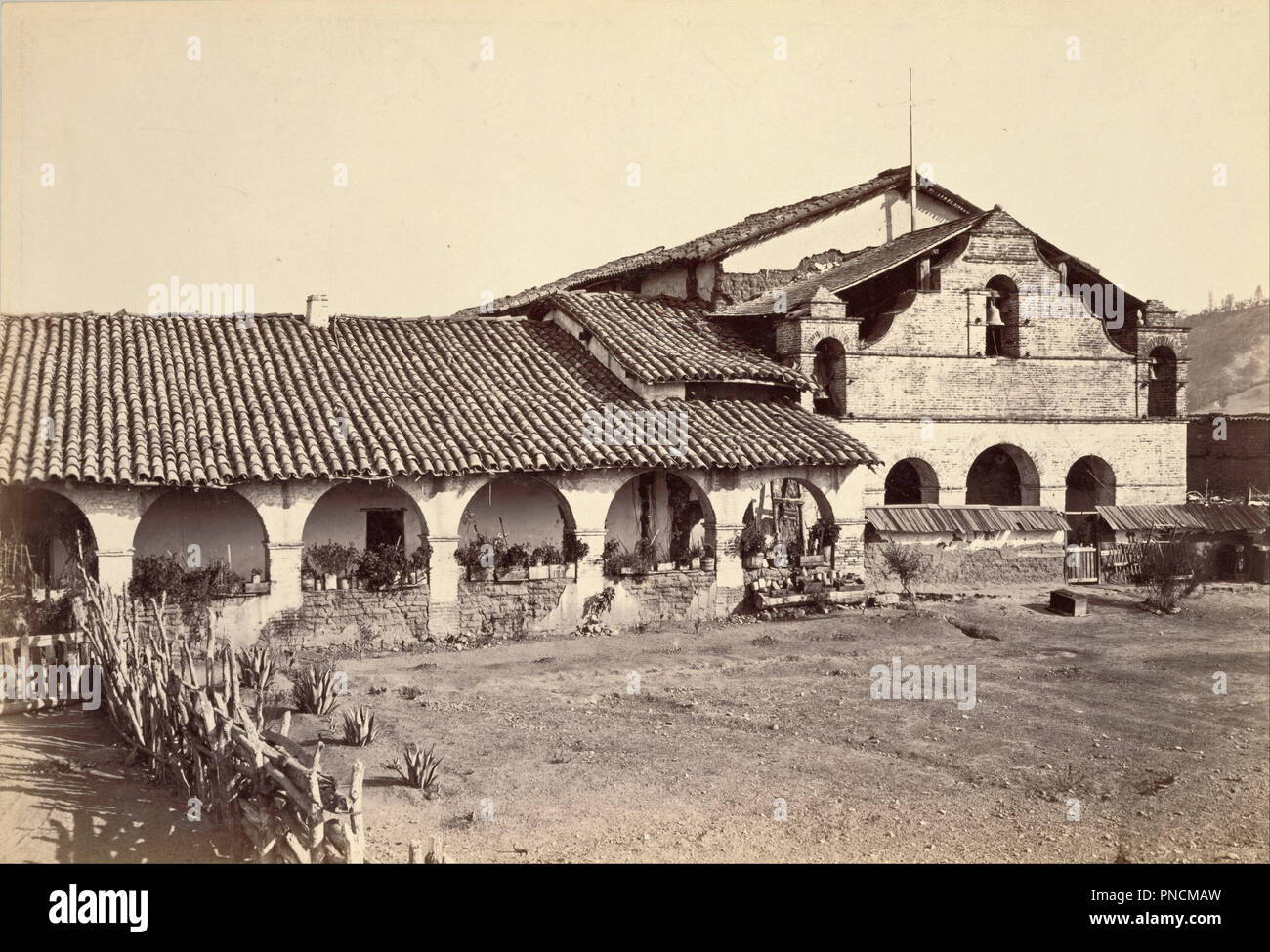 [Mission, San Antonio de Padua]. Datum/Zeit: Ca. 1880. Drucken. Eiklar Silber. Höhe: 208 mm (8.18 in); Breite: 305 mm (12 in). Autor: Carleton Watkins. Stockfoto