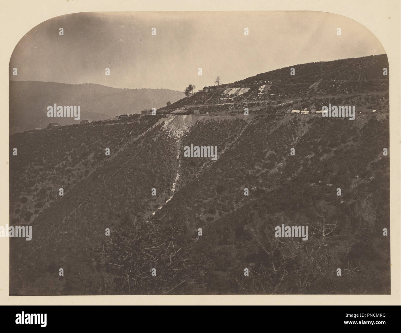 [Pine Tree Mine]. Datum/Zeitraum: 1860. Drucken. Salz. Höhe: 311 mm (12.24 in); Breite: 416 mm (2.54 in). Autor: Carleton Watkins. Stockfoto