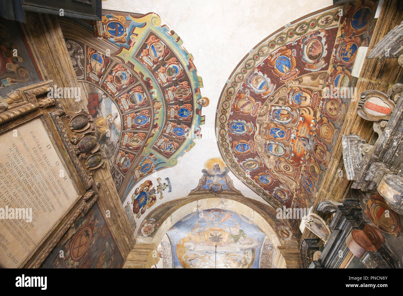 Bologna, Italien - 15. Juli 2017: Archiginnasio in Bologna, Bibliothek der ältesten Universität der Welt. Die Wappen gehören zu der gewählten Mitglieder o Stockfoto