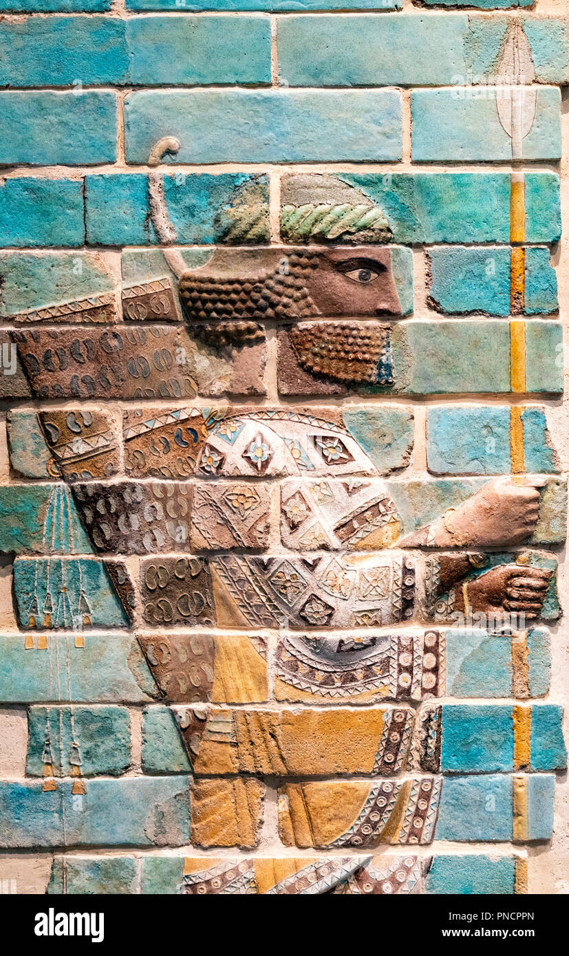 Glasierte Ziegelsteine des persischen Schützen aus dem Achämenidenreich, Iran. Im Louvre Abu Dhabi, VAE Stockfoto