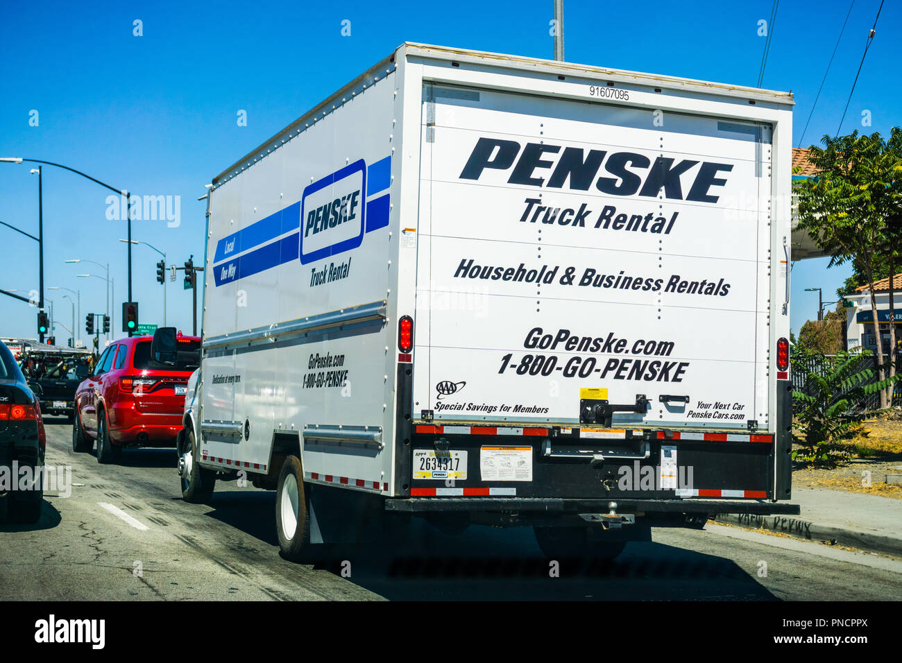 September 11, 2018 San Jose/CA/USA - Penske gemieteten Lkw fahren auf der Autobahn in South San Francisco Bay Area. Stockfoto