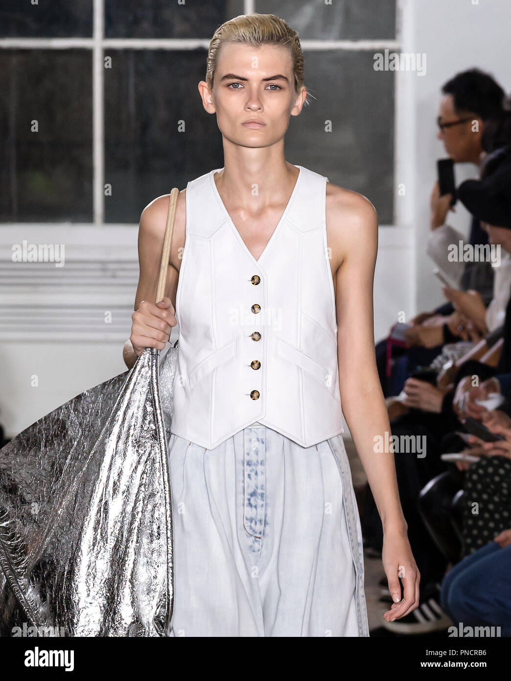 NEW YORK, NY - 10. September 2018: Lara Mullen geht der Start- und Landebahn am Proenza Schouler Frühling Sommer 2019 fashion show während der New York Fashion Week Stockfoto