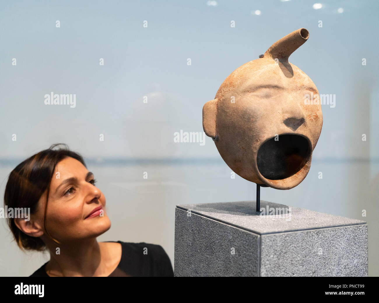 Vase in der Form eines menschlichen Gesichts, Maya, Guatemala im Louvre Abu Dhabi, VAE Stockfoto
