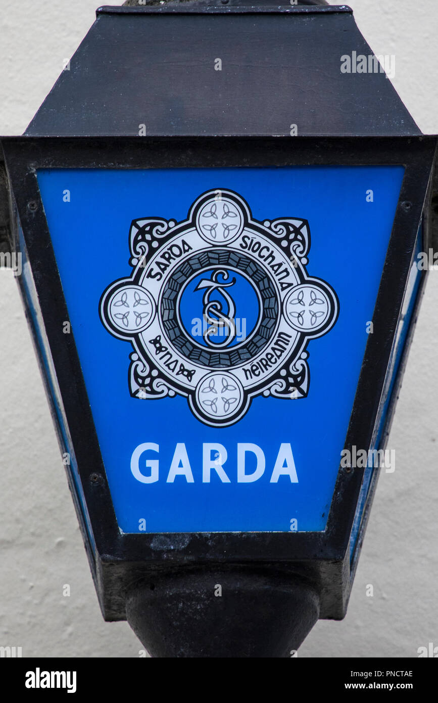 Lisdoonvarna, Republik von Irland - am 19. August 2018: ein Zeichen für die Gardai - Die nationale Polizei Dienst der Repubic von Irland. Stockfoto