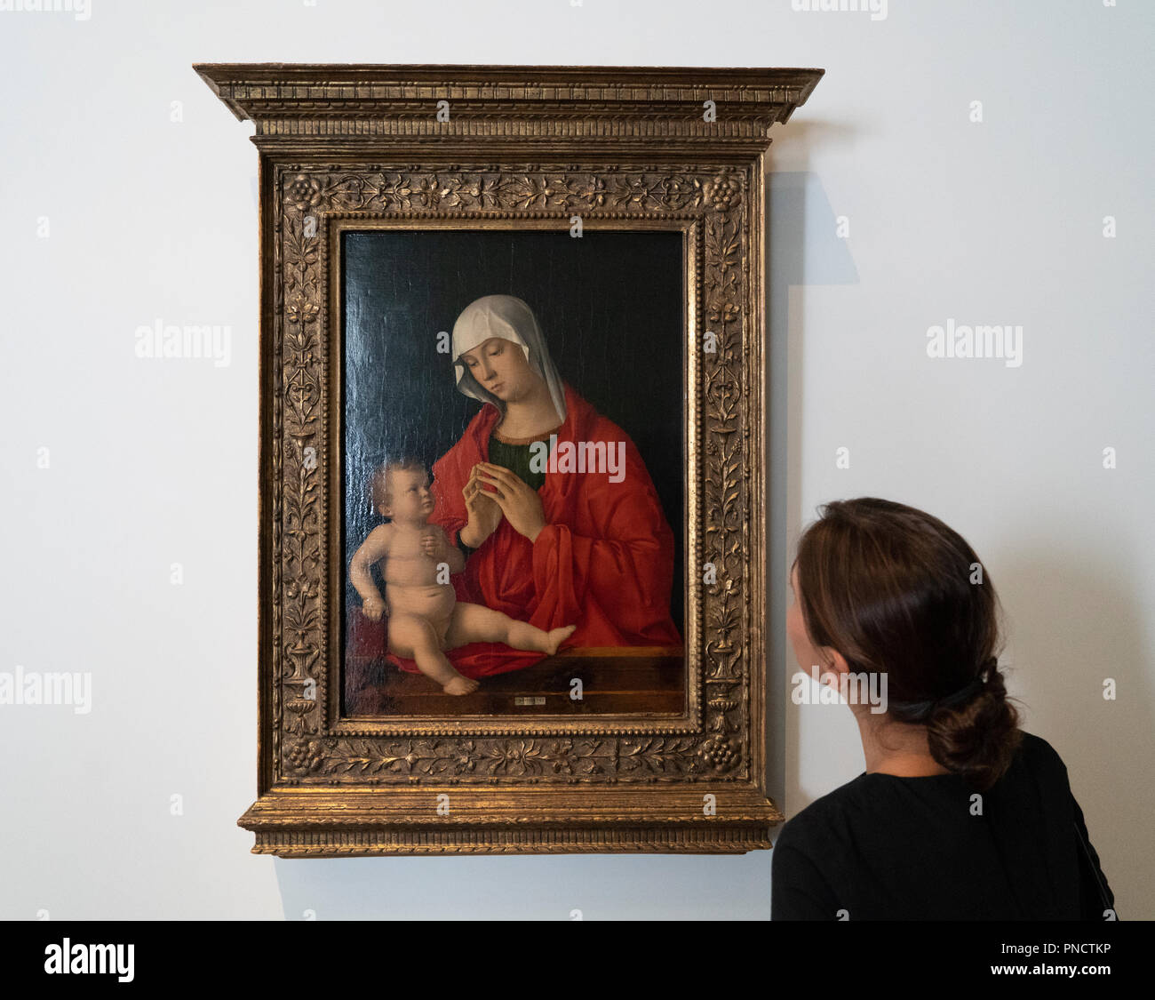 Jungfrau und Kind von Giovanni Bellini Gemälde im Louvre Abu Dhabi, VAE Stockfoto