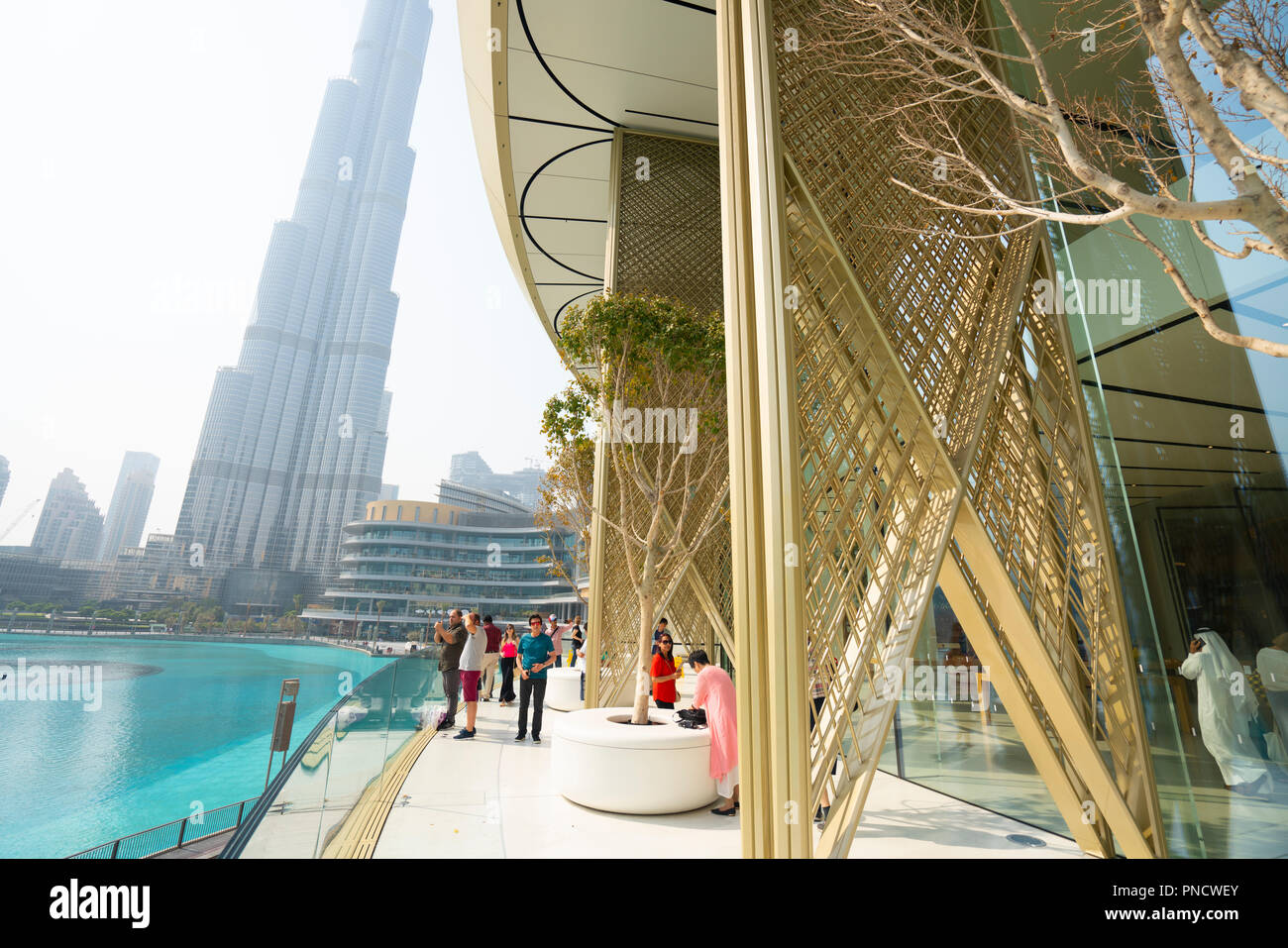 Balkon der Apple Store in der Dubai Mall mit Blick auf Teich und der Burj Khalifa in Dubai, VAE, Vereinigte Arabische Emirate Stockfoto
