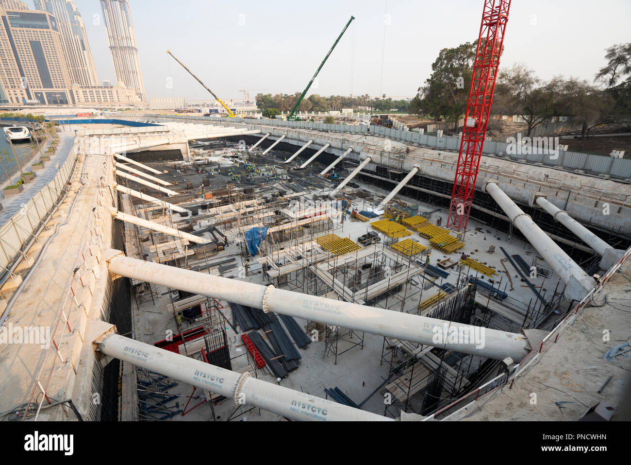 Tiefe Baugrube Bauarbeiten für Einzelhandel und Wohnen Entwicklung neben dem Dubai Wasser Kanal, VAE, Vereinigte Arabische Emirate Stockfoto