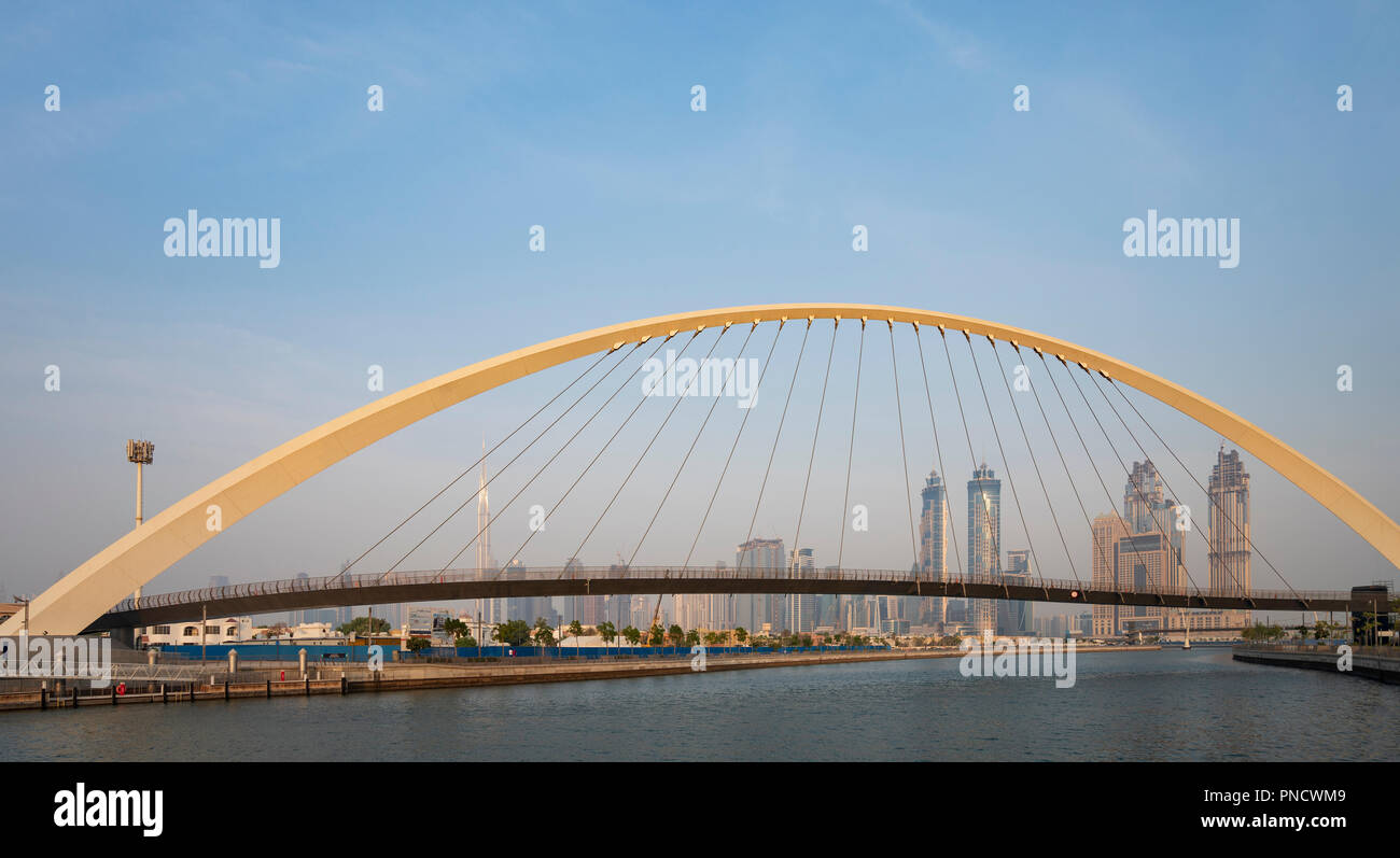 Ansicht der Toleranz Brücke, eine Brücke die Neue Dubai Wasser Kanal überqueren einer Wasserstraße, die in Dubai Creek und das Meer verbindet. Vae, Vereinigte Arabische Emir Stockfoto