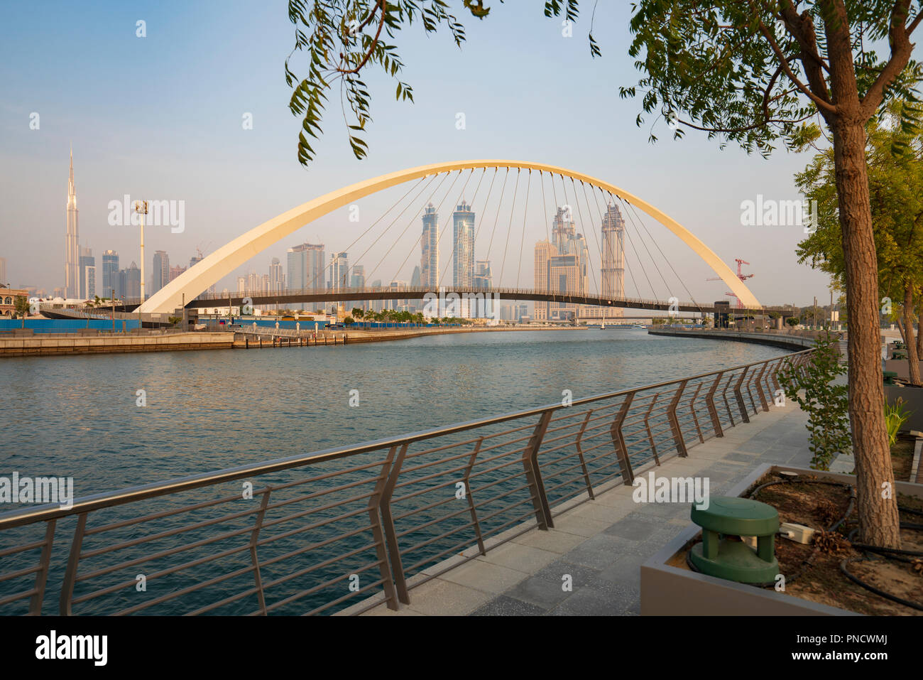 Ansicht der Toleranz Brücke, eine Brücke die Neue Dubai Wasser Kanal überqueren einer Wasserstraße, die in Dubai Creek und das Meer verbindet. Vae, Vereinigte Arabische Emir Stockfoto