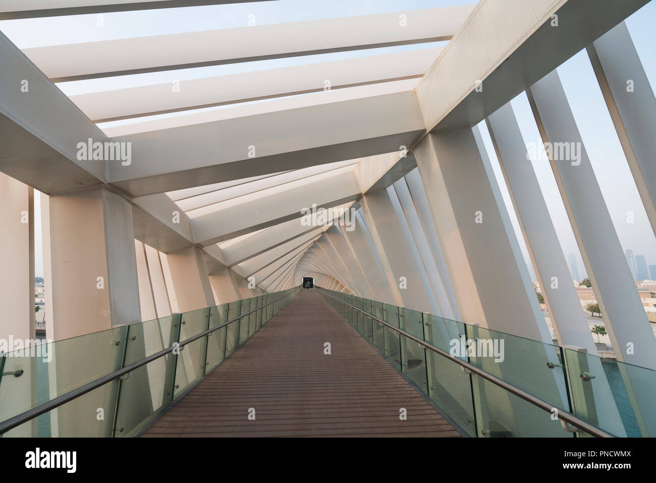 Blick auf die Fußgängerbrücke überqueren neue Dubai Wasser Kanal einer Wasserstraße, die in Dubai Creek und das Meer verbindet. Vae, Vereinigte Arabische Emirate Stockfoto