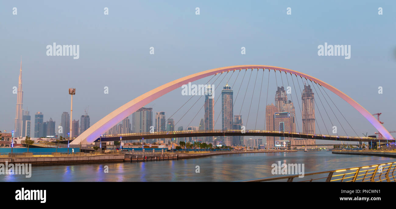 Ansicht der neuen Dubai Wasser Kanal einer Wasserstraße, die in Dubai Creek und das Meer verbindet. Vae, Vereinigte Arabische Emirate Stockfoto