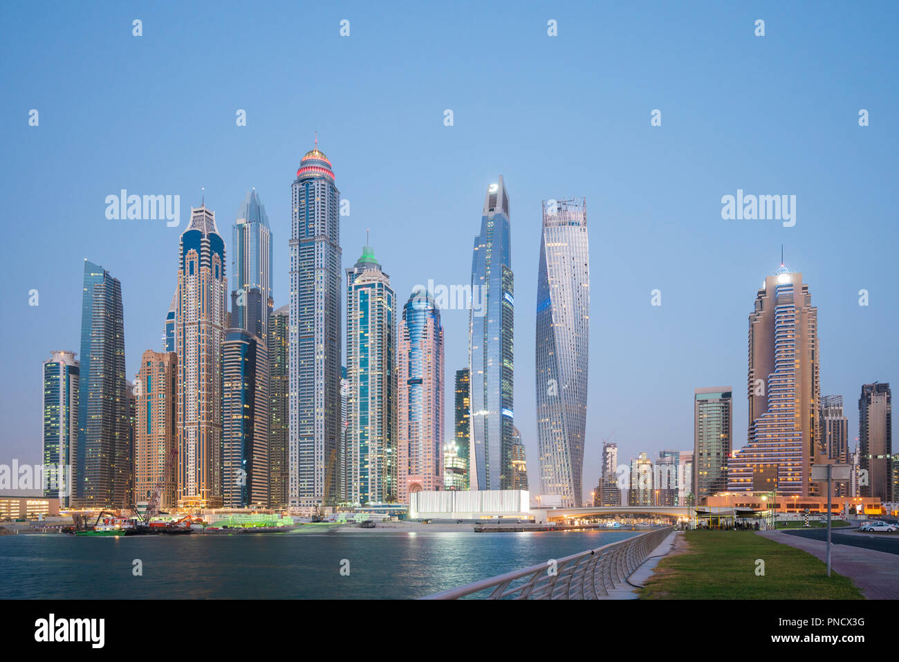 Viele high rise apartment Türme und Wolkenkratzer in der Dämmerung im Marina District von Dubai, VAE, Vereinigte Arabische Emirate. Stockfoto