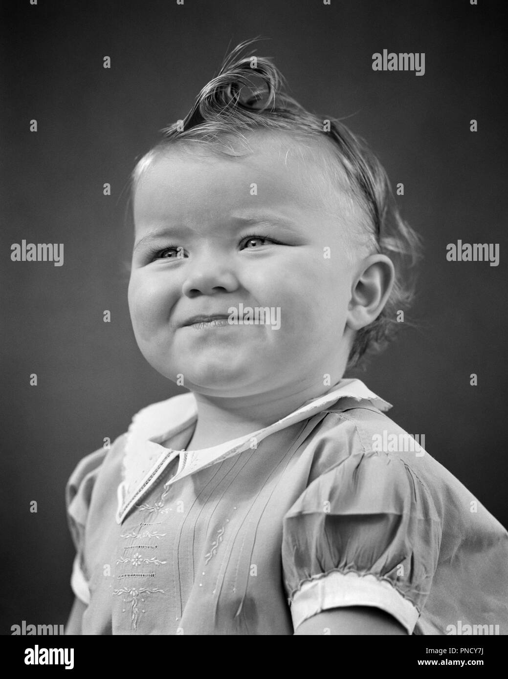1940 Portrait Baby Mädchen lächelnd squinty Augen CURL AUF DER OBERSEITE DES KOPFES WEISSE KRAGEN UND BÜNDCHEN DRESS-b 17992 HAR 001 HARS SCHWARZ UND WEISS KAUKASISCHEN ETHNIE HAR 001 ALTMODISCH Stockfoto