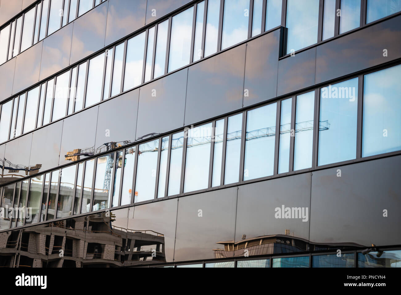 Bürogebäude - Stahl- und Glasfassade. Stockfoto