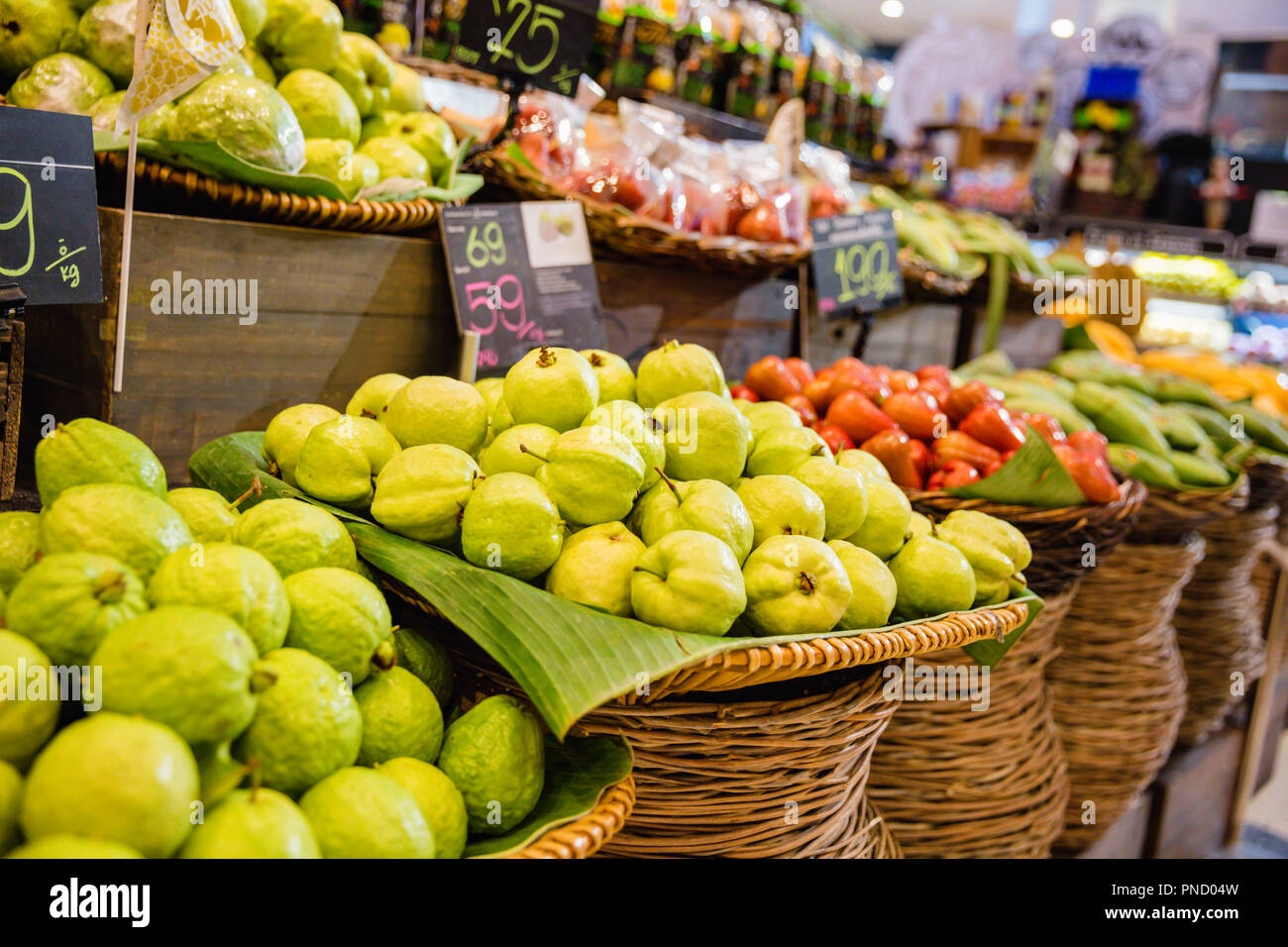 Frische Guaven für Verkauf an den lokalen Markt Stockfoto