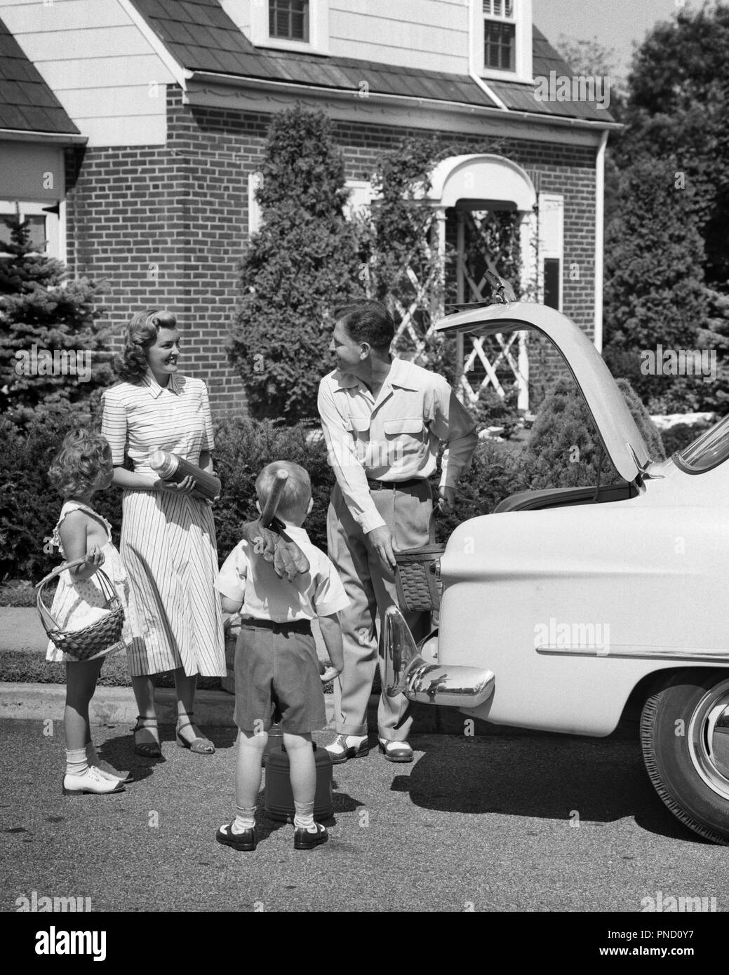 1940er Jahre 1950er Jahre Familie Packen Der Kofferraum Mit Picknick Korbe Thermoskanne Und Spielzeug C 844
