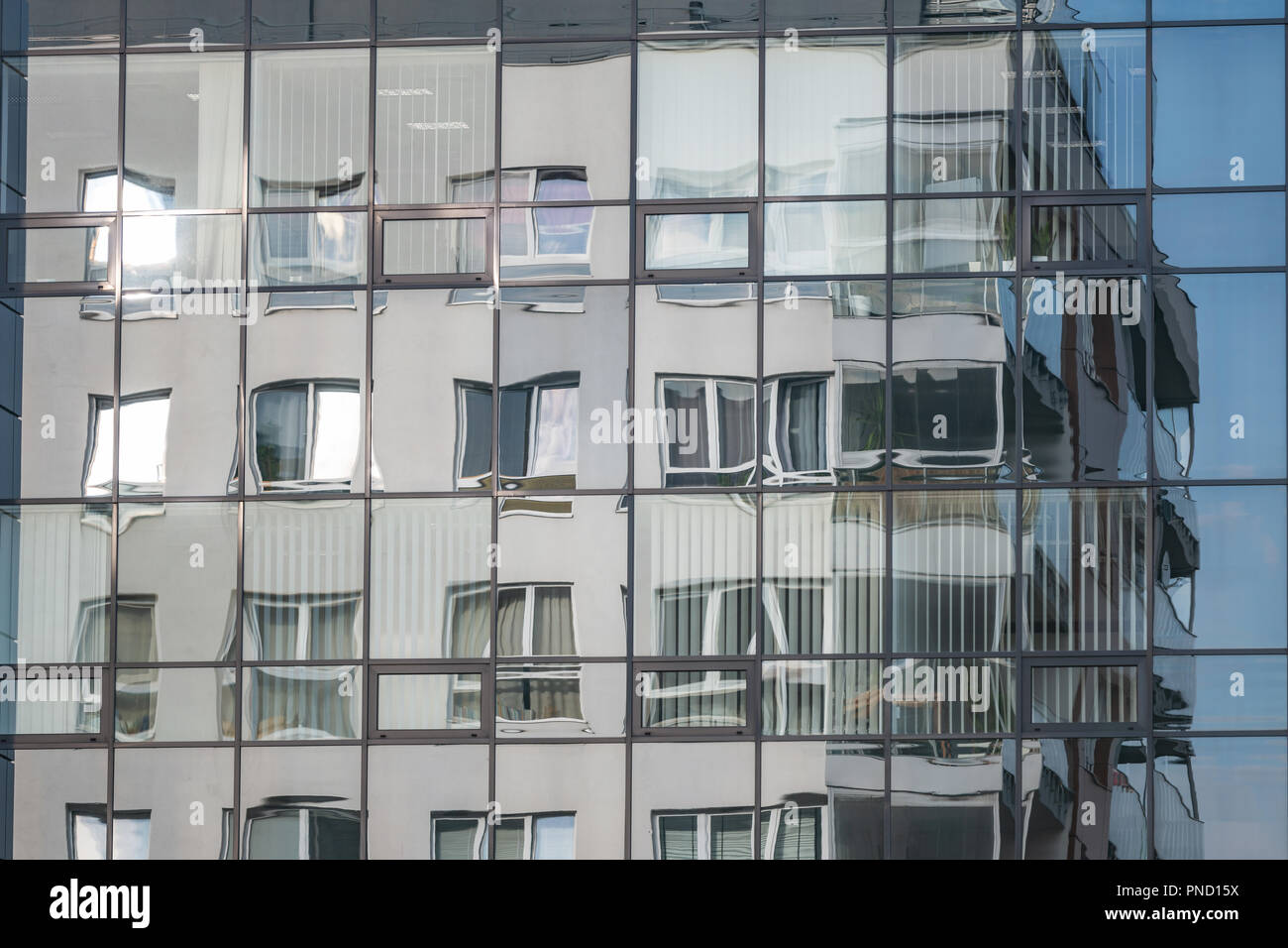 Spiegeleffekt auf die Fassade des Bürogebäudes Stockfoto
