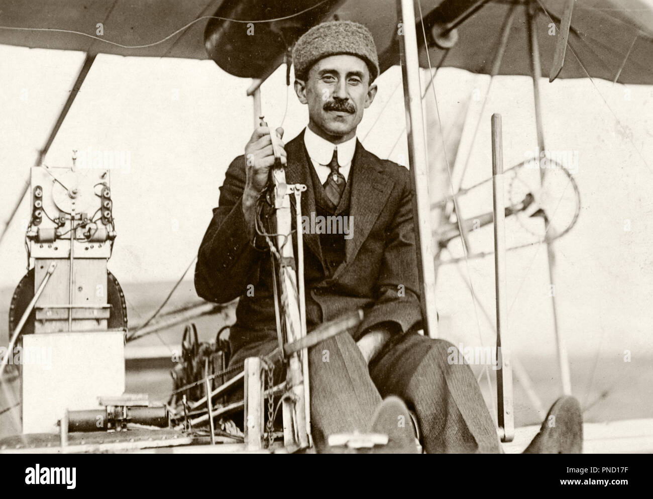 1900 Orville Wright AUF KAMERA PILOTIERUNG POWERED WRIGHT FLYER III CIRC 1905 Huffman Prairie Dayton Ohio USA - fwp 03138 CAM001 HARS ENTDECKUNG SIEG DESIGNER AUFREGUNG WISSEN FORTSCHRITT CAM001 INNOVATION STOLZ BEHÖRDE AVIATION GESICHTSBEHAARUNG BERUFE 1905 AVIATOR PHANTASIE STILVOLLE WRIGHT BROTHERS AVIATORS DAYTON PILOTIERUNG KREATIVITÄT IDEEN ERFINDER Mitte - Mitte - erwachsenen Mann OHIO SCHWARZ UND WEISS KAUKASISCHEN ETHNIE VOM ALTMODISCHEN ALTMODISCHE ORVILLE Stockfoto 1900 Orville Wright AUF KAMERA PILOTIERUNG POWERED WRIGHT FLYER III CIRC 1905 Huffman Prairie Dayton Ohio USA - fwp 03138 CAM001 HARS ENTDECKUNG SIEG DESIGNER AUFREGUNG WISSEN FORTSCHRITT CAM001 INNOVATION STOLZ BEHÖRDE AVIATION GESICHTSBEHAARUNG BERUFE 1905 AVIATOR PHANTASIE STILVOLLE WRIGHT BROTHERS AVIATORS DAYTON PILOTIERUNG KREATIVITÄT IDEEN ERFINDER Mitte - Mitte - erwachsenen Mann OHIO SCHWARZ UND WEISS KAUKASISCHEN ETHNIE VOM ALTMODISCHEN ALTMODISCHE ORVILLE Stockfoto