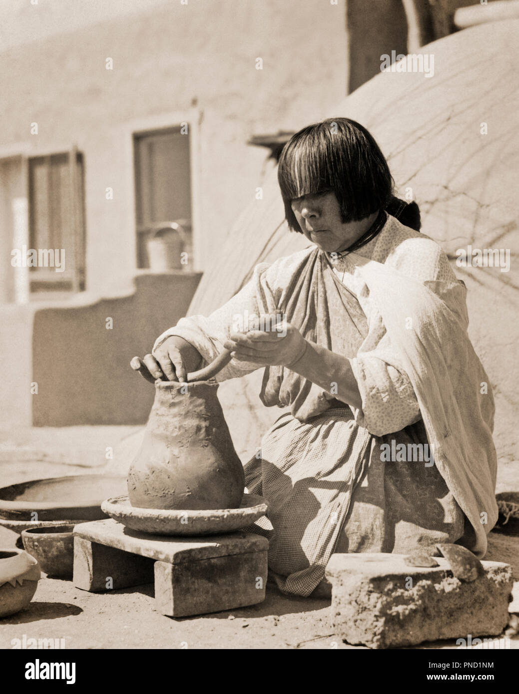 1930er Jahre native american Indian WOMAN ARTIST TÖPFERN SAN ILDEFONSO PUEBLO COLORADO USA-i 1568 HAR 001 HARS B&W NORDAMERIKA TON STOLZ KERAMISCHE BERUFE STILVOLLE SPULE NATIVE AMERICAN PUEBLO SAN ILDEFONSO KREATIVITÄT MITTE NACH NEW JERSEY SCHWARZ UND WEISS HANDMADE HAR 001 INDIGENEN NM ALTMODISCHE POTTER Stockfoto