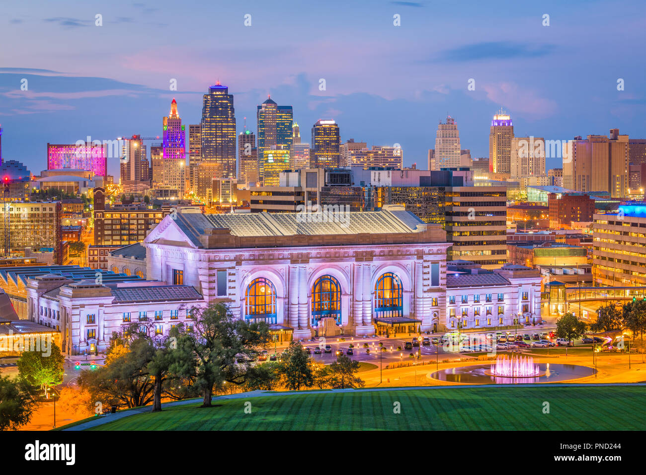 Kansas City, Missouri, USA Downtown Skyline mit Union Station in der Abenddämmerung. Stockfoto