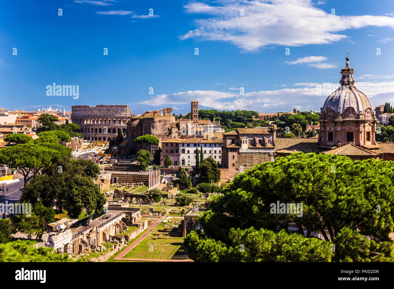 Blick auf den Santi Luca e Martina und Kolosseum von Vittoriano Stockfoto