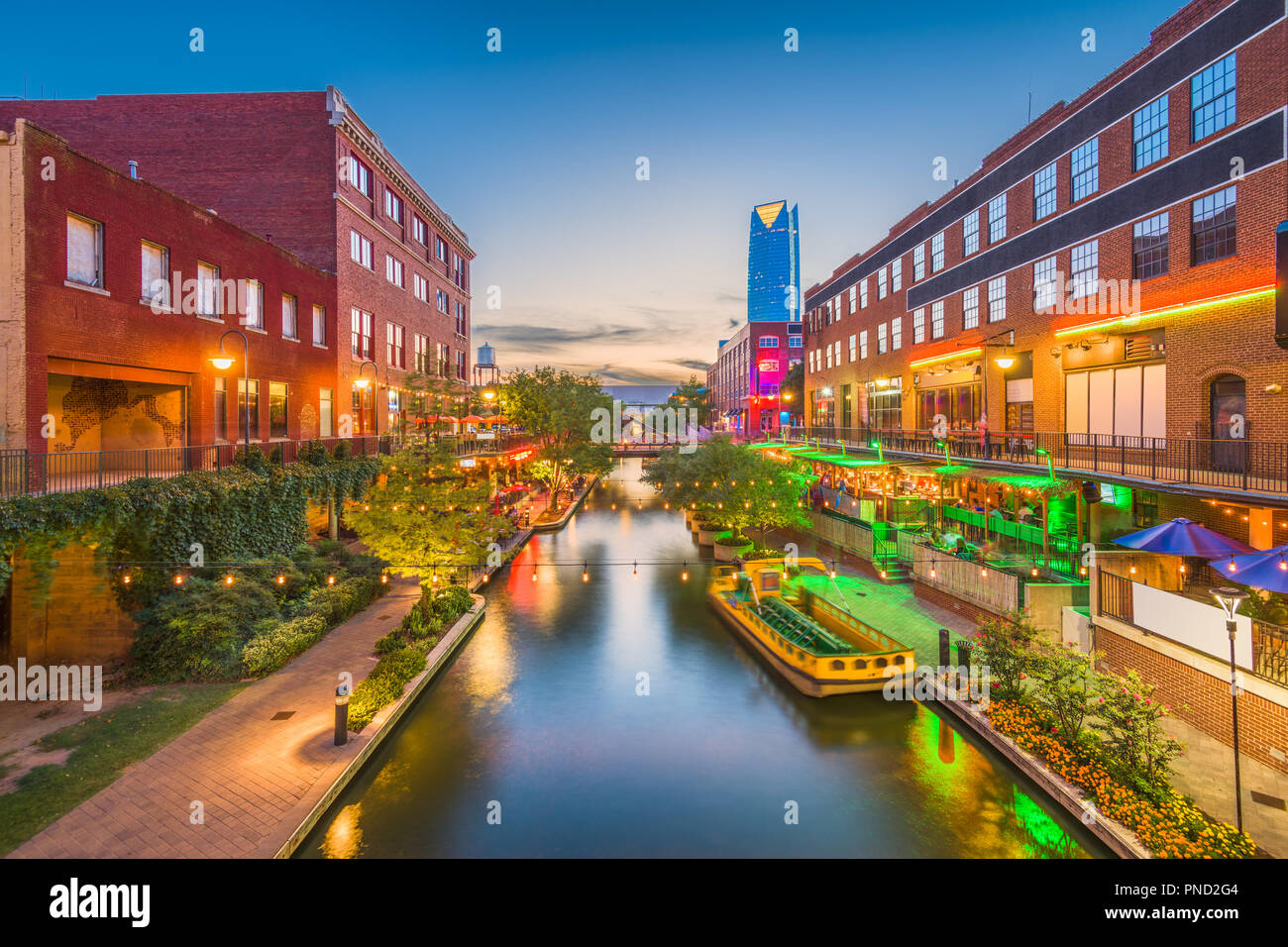 Oklahoma City, Oklahoma, USA Stadtbild in Bricktown in der Abenddämmerung. Stockfoto