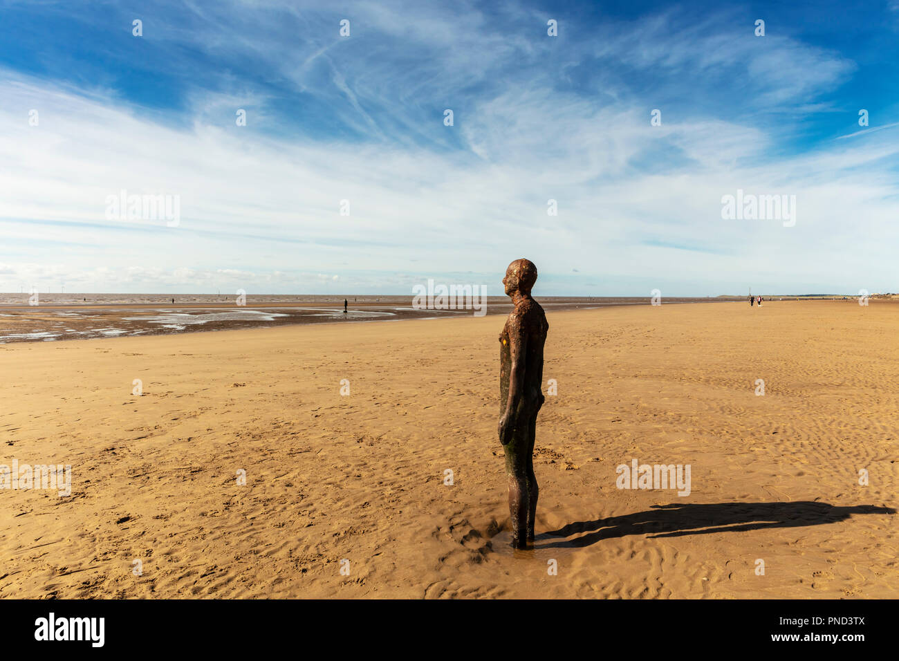 Einsame Strand am Crosby in der Nähe von Liverpool mit Gusseisen Skulpturen "einem anderen Ort" von Antony Gormley. Stockfoto