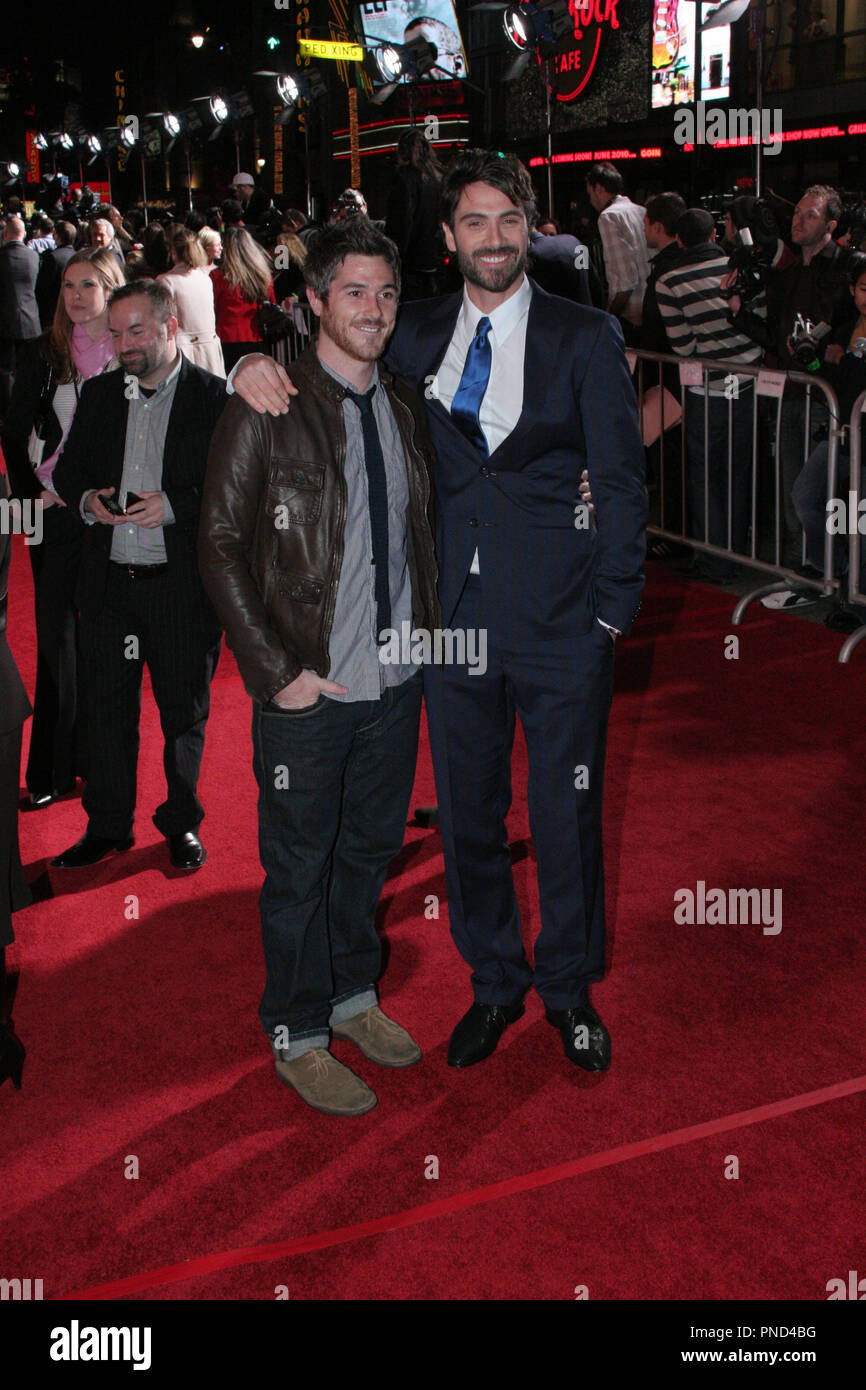 Dave Annable und Luca Calvani bei der Weltpremiere von Touchstone Pictures' 'When In Rome'. Ankunft gehalten am El Capitan Theatre in Hollywood, CA. 27. Januar 2010. Foto: Richard Chavez/PictureLux Datei Referenz # AnnableDaveAND2 012710 RAC nur für redaktionelle Verwendung - Alle Rechte vorbehalten Stockfoto