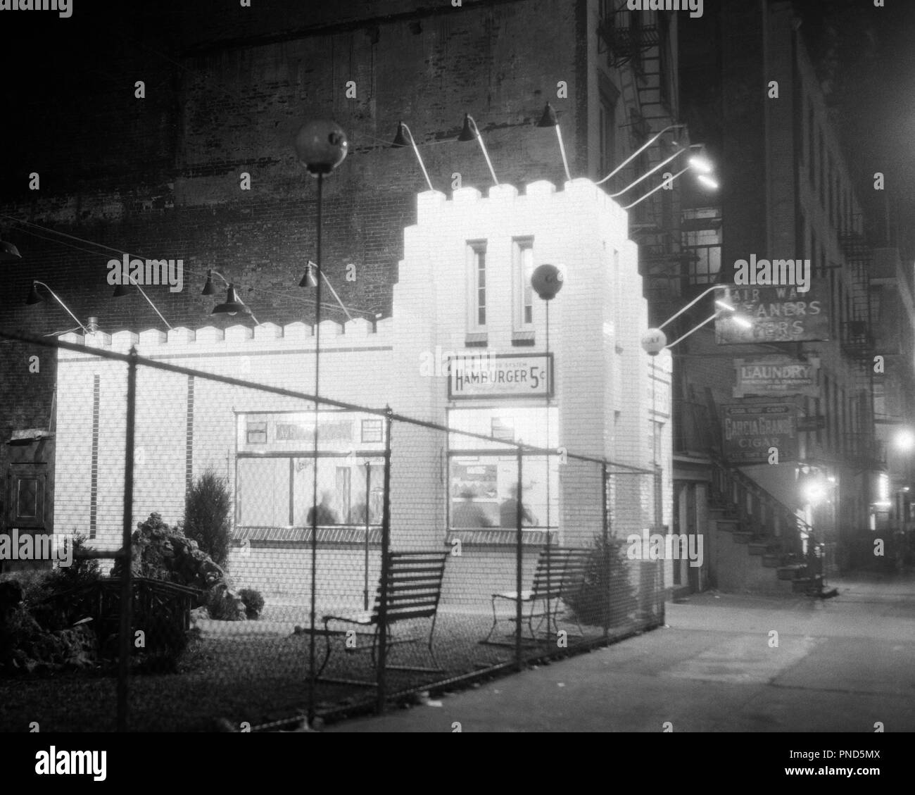 1930 West 50TH STREET HAMBURGER GEMEINSAME IN DER NÄHE VON CAPITOL BUSBAHNHOF MAHLZEIT FÜR EINE NICKEL UND SPIELEN MINIGOLF NEBENAN NYC USA-Q2231 CPC 001 HARS INNOVATION GELEGENHEIT IN DER NÄHE VON NYC BERUFE IMMOBILIEN PRAKTISCHE GEMEINSAME NEW YORK STRUKTUREN STÄDTE NICKEL STILVOLLE GEBÄUDE IN NEW YORK CITY 24/7 NÄCHTLICHE ENTSPANNUNG ART DÉCO-BIG APPLE SCHWARZ UND WEISS ALTMODISCHE Stockfoto