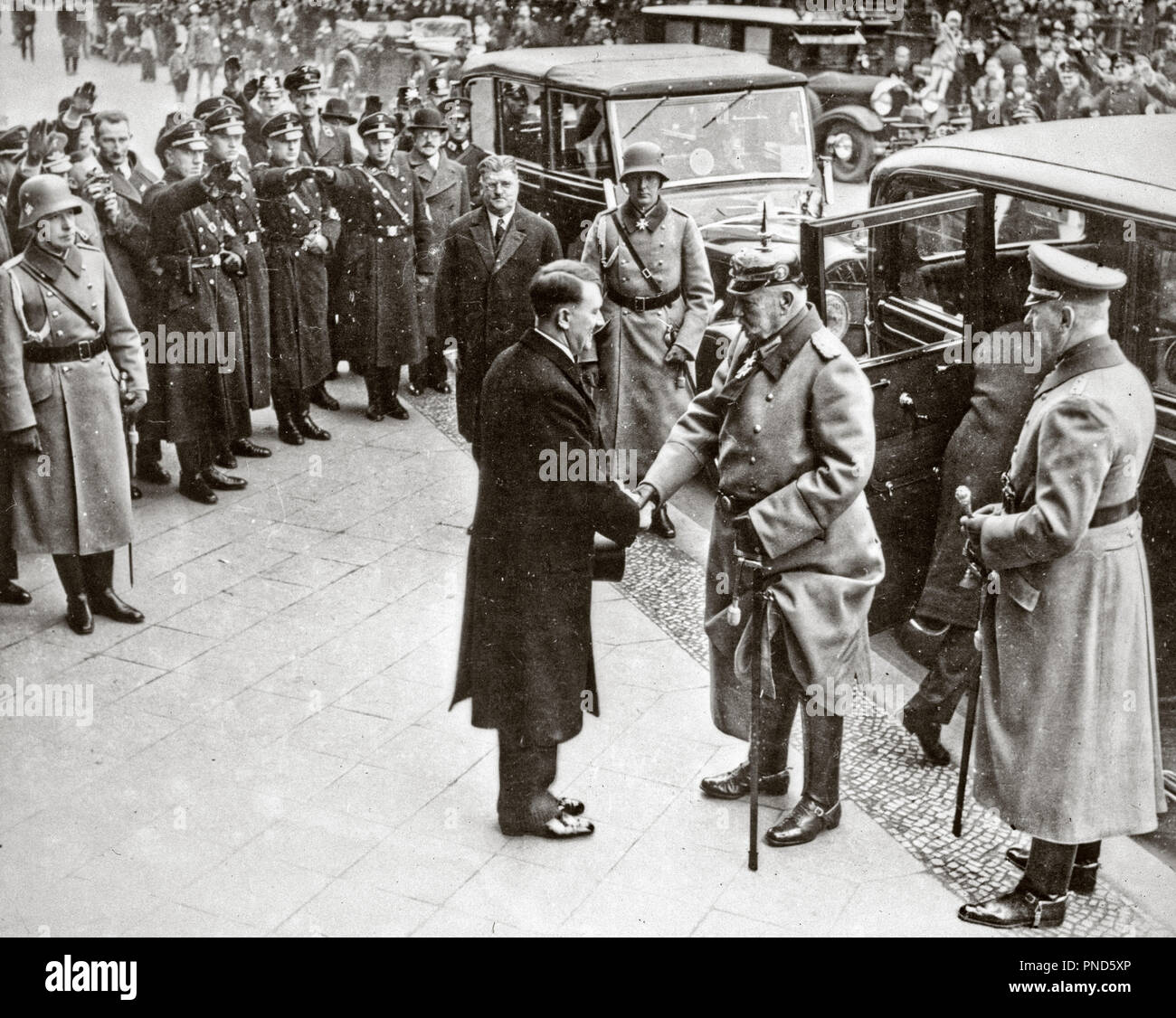 1930 s 30 JANUAR 1933 ADOLF HITLER neue Bundeskanzlerin begrüßt deutsche Präsident Paul von Hindenburg - q 72071 CPC 001 HARS SIEG STRATEGIE JANUAR BEGEISTERUNG FÜHRUNG LEISTUNGSSTARKE RICHTUNG GELEGENHEIT AUTORITÄT BERUFEN POLITIK HÄNDESCHÜTTELN NAZI ADOLF HITLER ÄLTERER Mann grüßt 1933 SCHWARZ UND WEISS KAUKASISCHEN ETHNIE BUNDESKANZLER ALTMODISCH Stockfoto