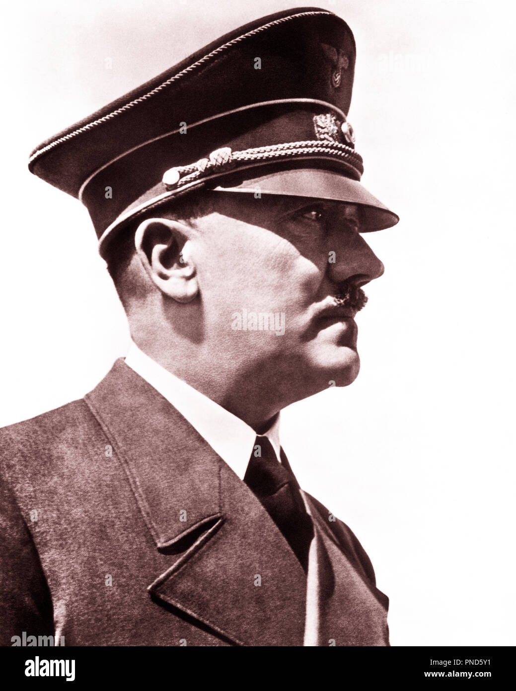 1930er Jahre 1940er Jahre PROFIL LEITUNG SCHULTERN ADOLF HITLER deutscher NSDAP-Führer und Diktator - q 72074 CPC 001 HARS BERÜHMTEN FÜHRUNG MONSTER WORLD WARS WELT KRIEG WELTKRIEG ZWEI DIKTATOR BEHÖRDE GESICHTSBEHAARUNG POLITIK ADOLF ADOLPH HOLOCAUST berüchtigten Mörder NAZI-FASCHISTISCHEN TYRANNEN FUHRER VÖLKERMORD MORD NSDAP NEUROTISCHE PERSÖNLICHKEIT PSYCHOPATH SELBSTMORD SUPREMACIST SCHWARZ UND WEISS KAUKASISCHEN ETHNIE berühmte Person ALTMODISCH Stockfoto