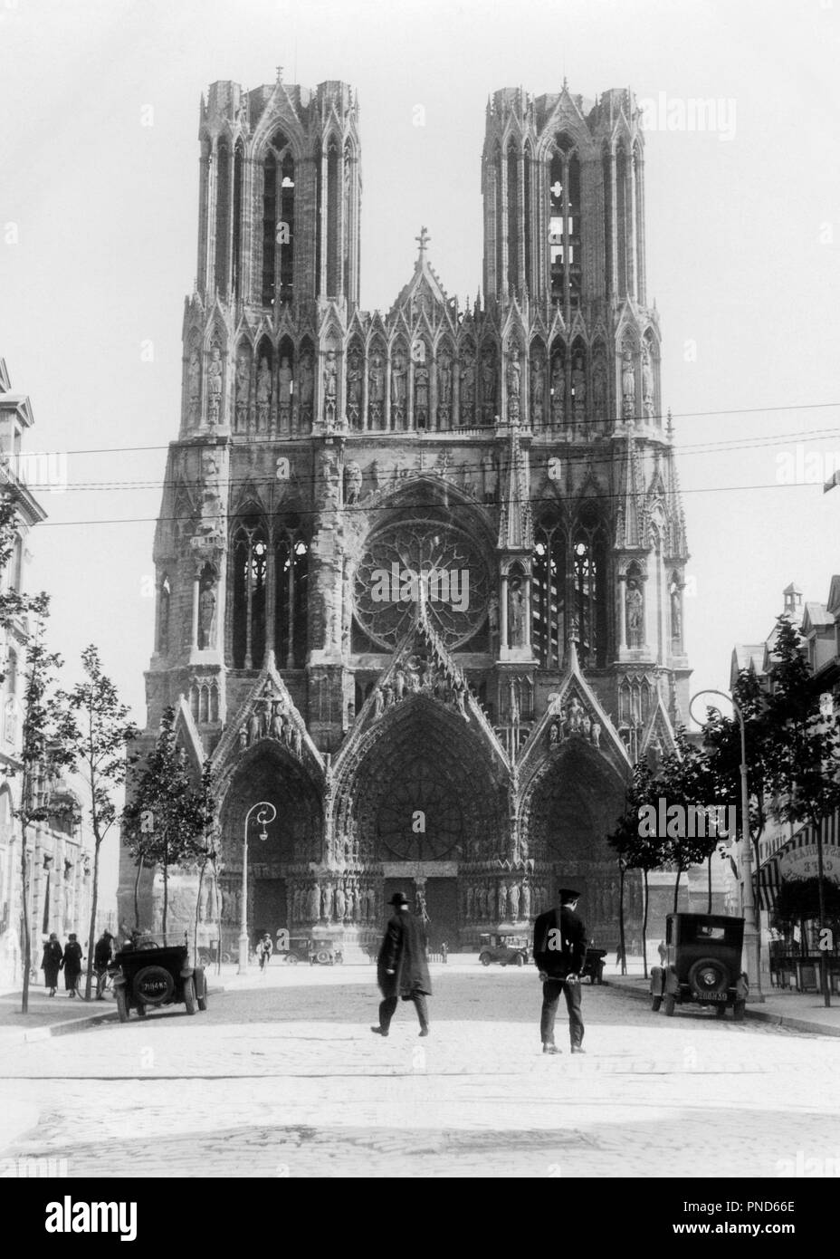 1920 NOTRE-DAME KATHEDRALE REIMS FRANKREICH ca. 1300-r 2916 HAR 001 HARS ROSETTE WELTKULTURERBE 1300 ERBAUT KIRCHEN CA. REIMS 1300 s SCHWARZ UND WEISS GOTISCHEN HAR 001 NOTRE DAME NOTRE-DAME ALTMODISCHE PORTALE TÜRME UNESCO Stockfoto