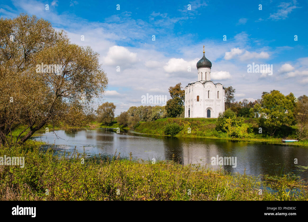 Kirche der Fürsprache der Heiligen Jungfrau auf Nerl Fluss, Russland Stockfoto