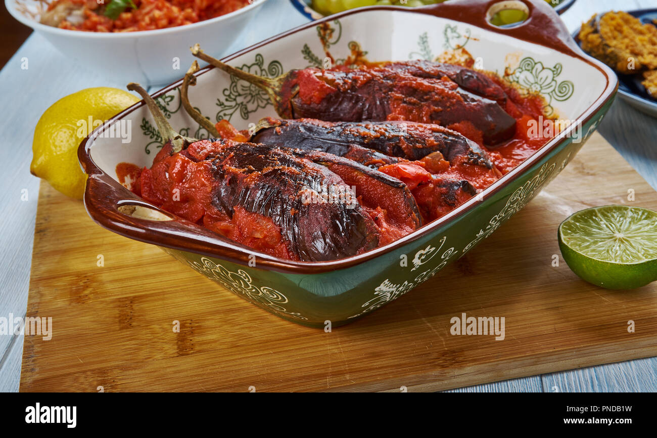 Bharli Vangi, gefüllte Brinjals, Maharashtrian gefüllten baby Auberginen Stockfoto