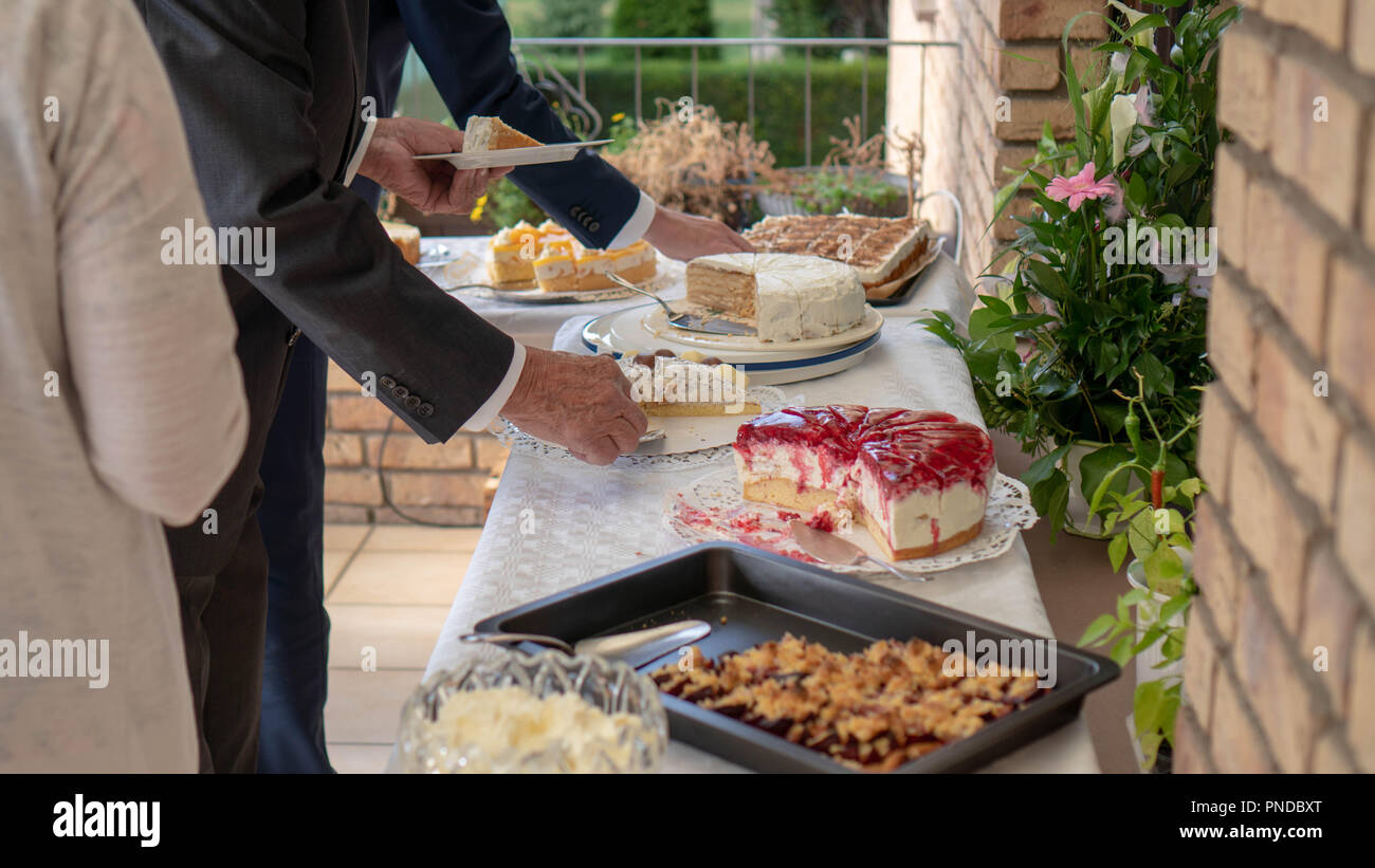 Geschäft Leute aßen zu Mittag beim Buffet Stockfoto