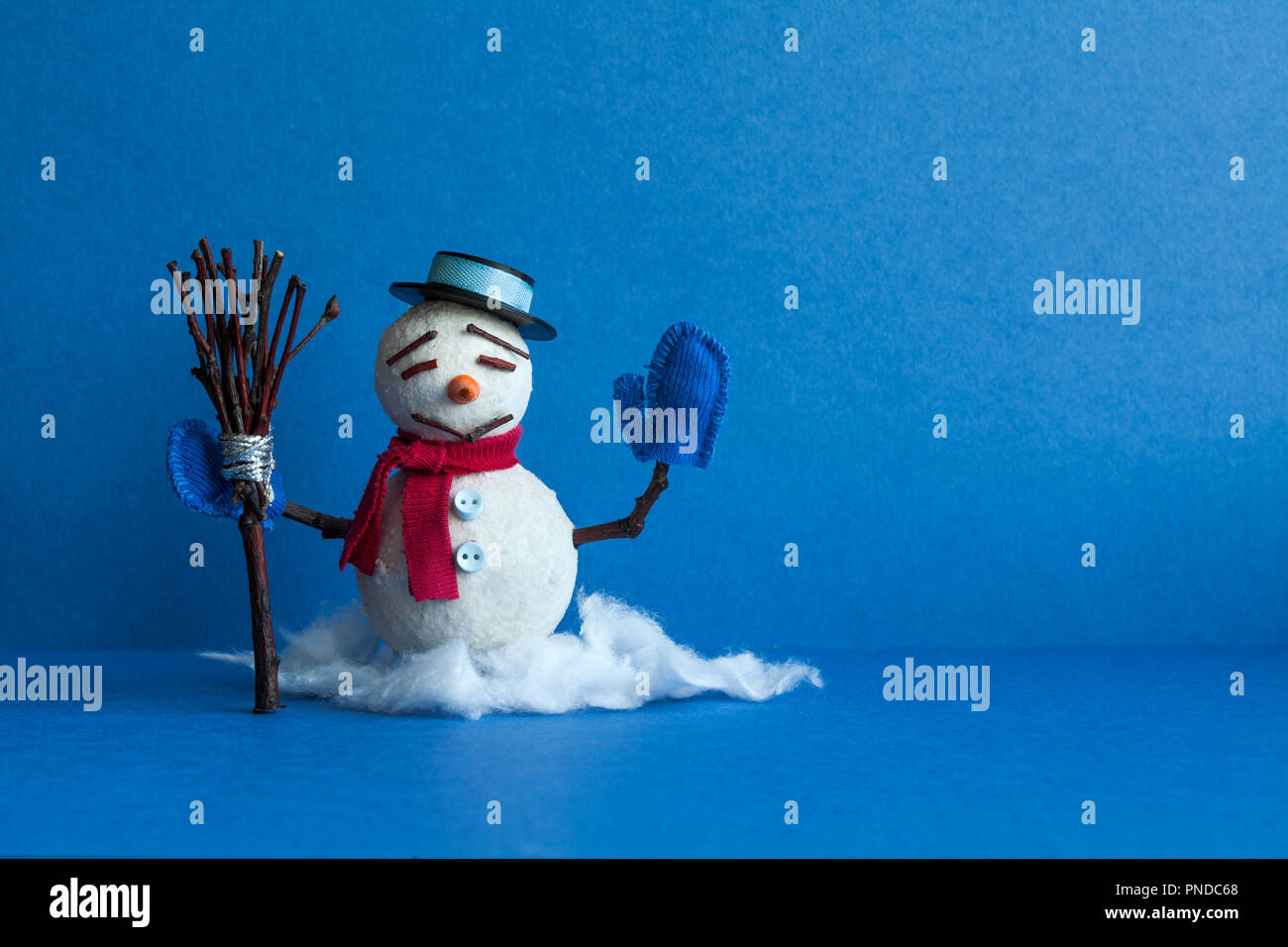 Komisch Schneemann Auf Blauem Hintergrund Winterurlaub Traditionellen Schneemann Mit Schal Faustlinge Schwarzen Hut Und Besen Weihnachten Neujahr Grusskarte Vorlage Platz Kopieren Stockfotografie Alamy