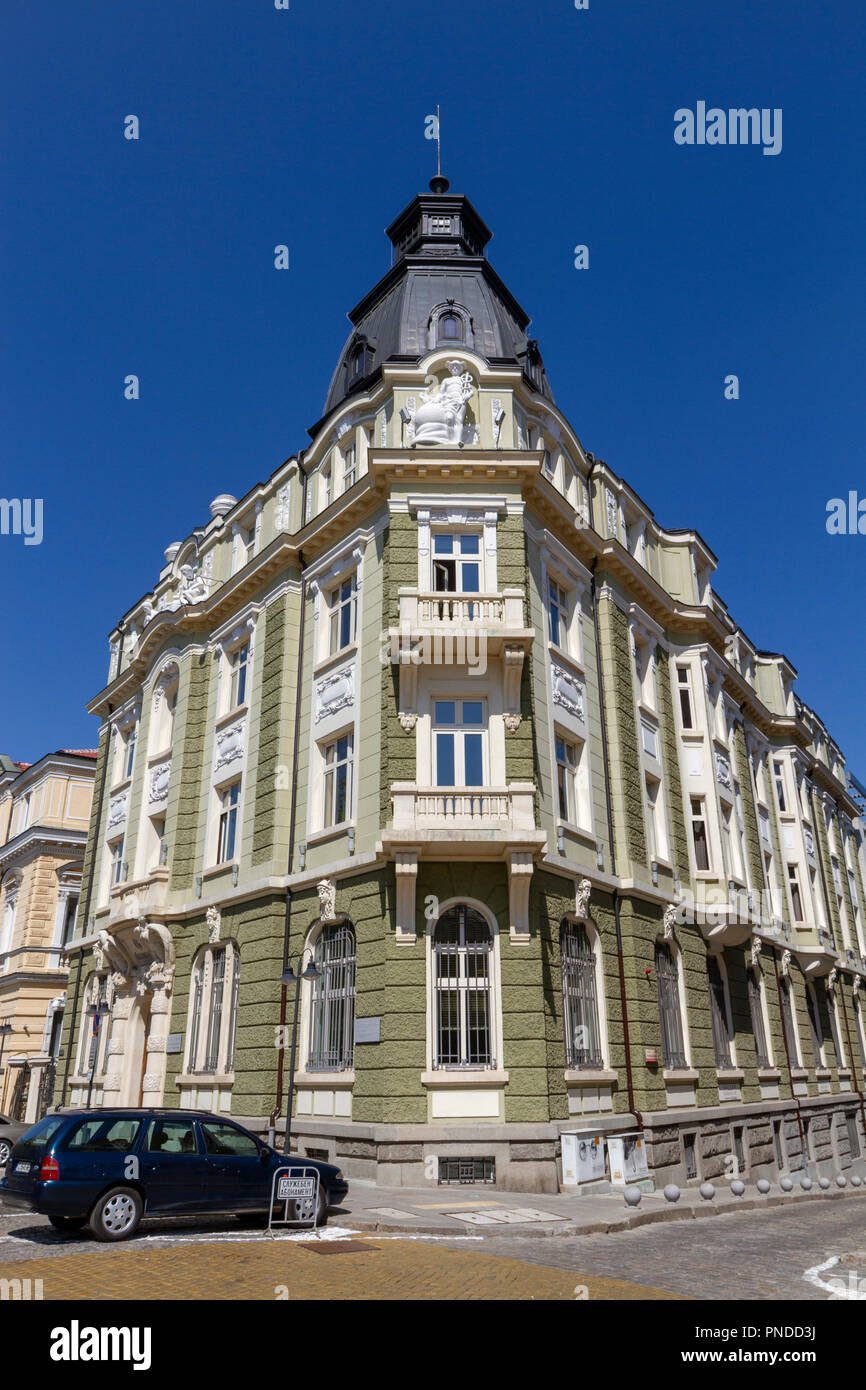 Typische schöne Architektur (ein Zweig der DSK Bank) in Sofia, Bulgarien. Stockfoto