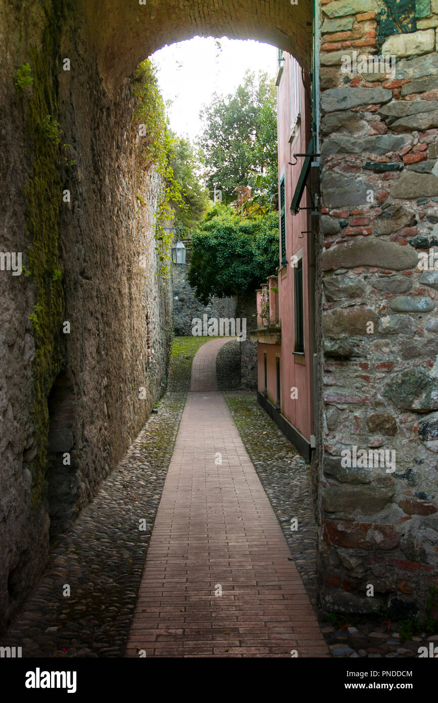 Engen mittelalterlichen Gasse oder Weg, mit brickwalls und einen Bogen, in der Altstadt von Rapallo, Ligurien, Norditalien. Stockfoto