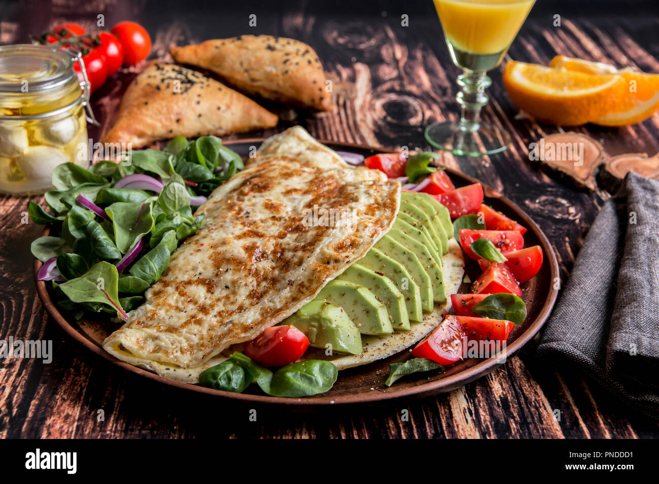 Frühstück Omelette mit Avocado, Tomate, Mozzarella, Käse, Orangensaft, samsa. Gesunde Ernährung Stockfoto