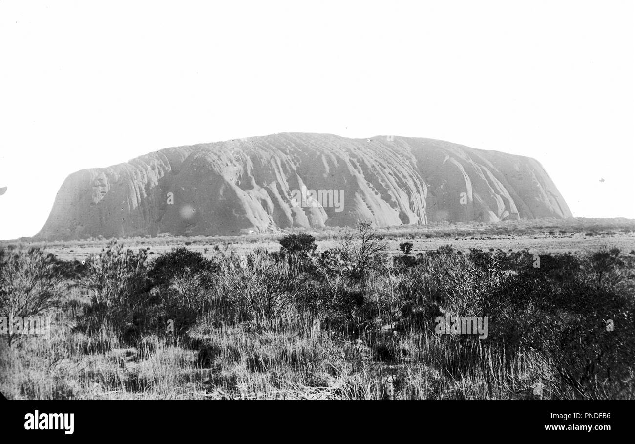 Uluru, Ayers Rock, Australien, 1894. Datum/Zeitraum: 1894. Bild. Glasplatte Glasplatte negativ negativ. Höhe: 80 mm (3.14 in); Breite: 106 mm (4.17 in). Autor: Walter Baldwin Spencer. Stockfoto