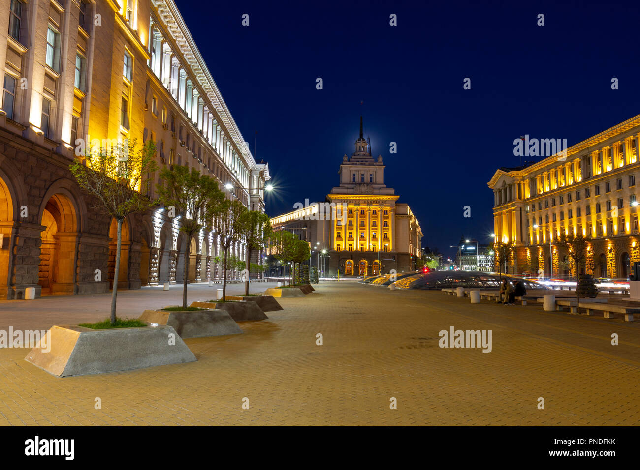 Nacht der Pl. Nezavisimost mit der ehemaligen Kommunistischen Partei Haus, Teil der Largo, Sofia, Bulgarien. Stockfoto