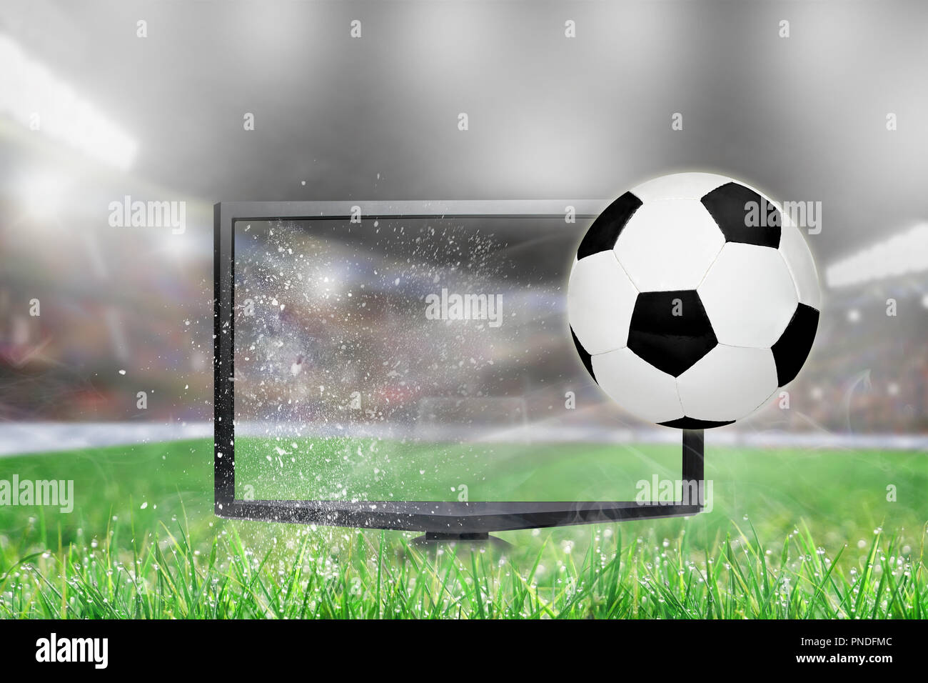 Soccer ball Fliegen aus erschütternden TV-Bildschirm im Stadion mit kopieren