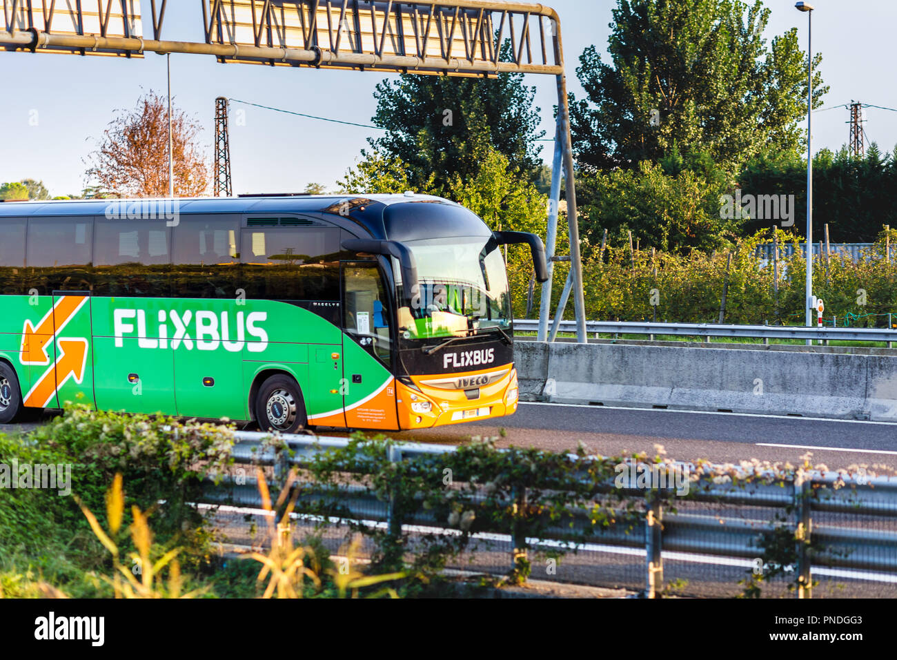 FAENZA (RA), Italien - 20 SEPTEMBER 2018: Bus mit FLIXBUS Logo läuft auf der Autobahn Stockfoto