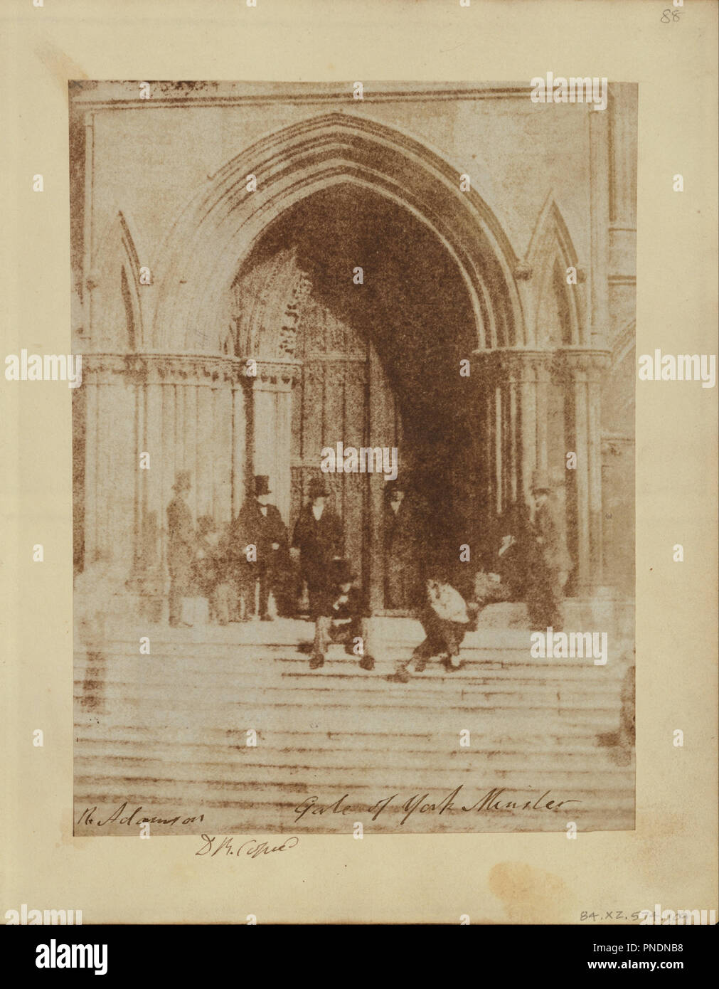 Eine Gruppe von Männern an der südlichen Einfahrt zum York Minster. Datum/Zeitraum: September 1844. Drucken. Salz, aus einem calotype negativ. Höhe: 184 mm (7.24 in); Breite: 138 mm (5.43 in). Autor: BREWSTER, David. Stockfoto