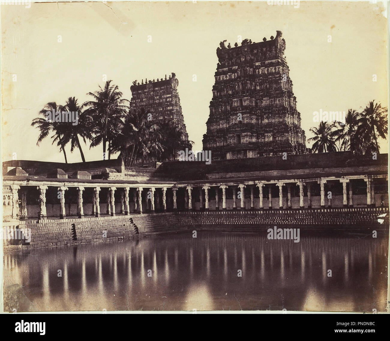 Madura. Die große Pagode, Mootoo Gopurum Alaghur und östlich vom Tank. Datum/Zeitraum: 1858. Foto. Eiweiß drucken aus gewachstem Papier negative albumen Print aus gewachstem Papier negativ. Höhe: 314 mm (12.36 in); Breite: 383 mm (15.07 in). Autor: Carl von Linné Kutteln. Stockfoto