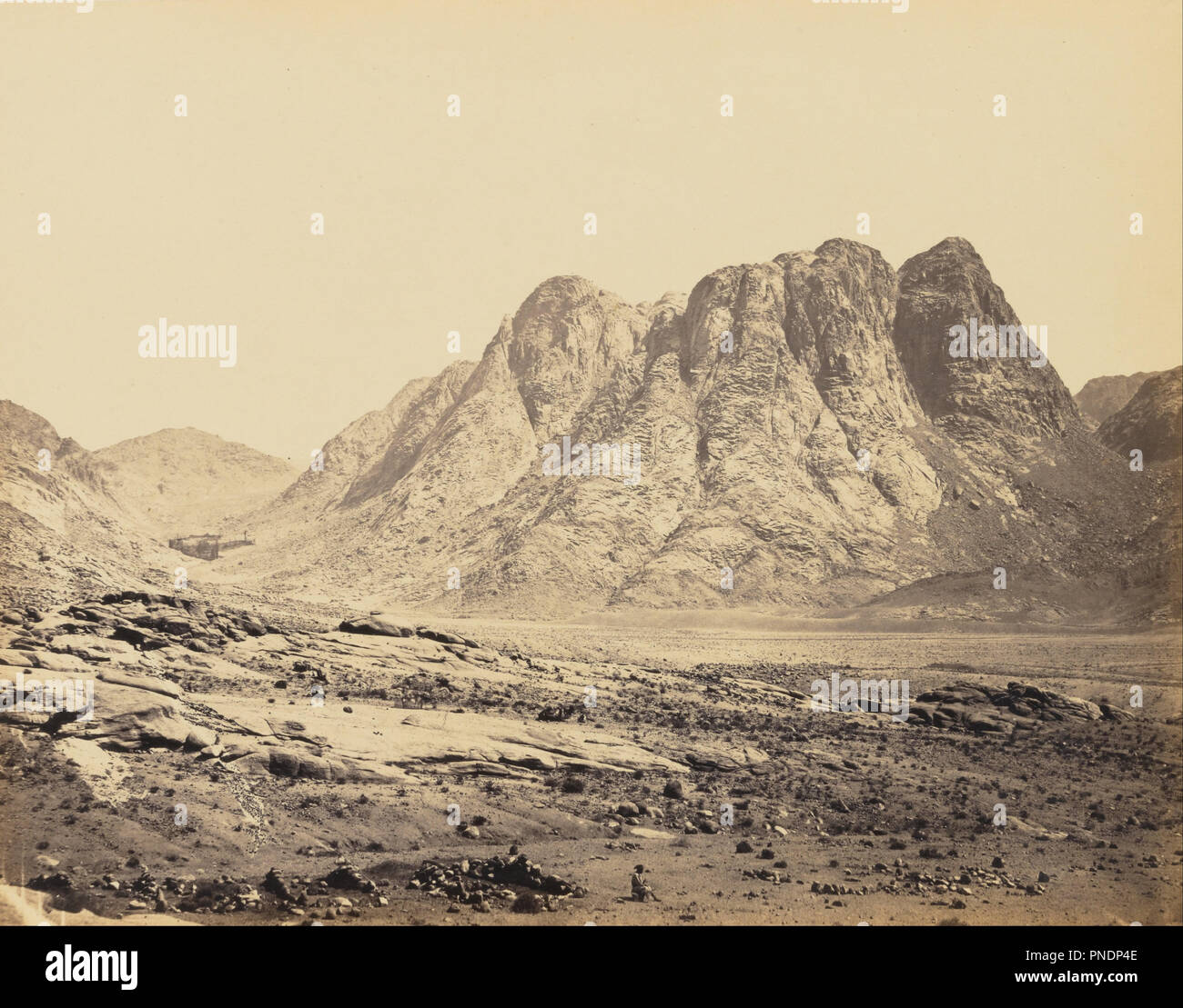 Mount Horeb, Sinai. Datum/Zeitraum: 1858. Drucken. Eiklar Silber. Höhe: 379 mm (14.92 in); Breite: 484 mm (19.05 in). Autor: Francis Frith. Stockfoto